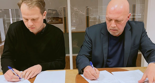 Dansk Håndværk, Morten Frihagen, sammen med 3F’s forhandlingssekretær, Morten Christensen, underskrev aftalen.