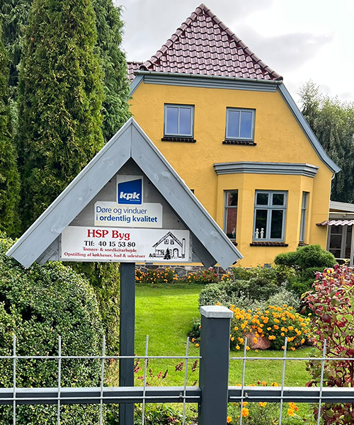 Indgangen til Hans og Jyttes ejendom.