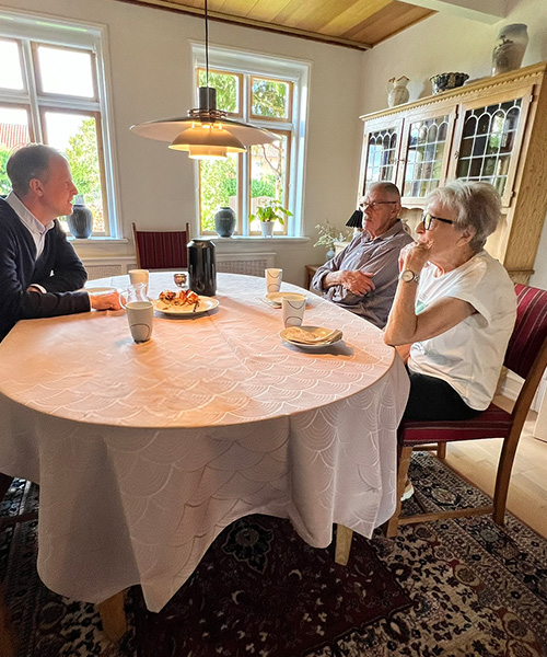 Morten Frihagen på besøg hos Hans og Jytte.
