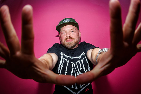 Per Vers fyrer den af med
freestyle rap ud fra festdeltagernes
stikord.