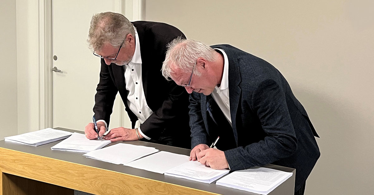 Formand for Dansk Håndværk Niels Techen (th) og formand for 3F’s Byggegruppe Claus Von Elling (tv) underskriver den nye overenskomstaftale.