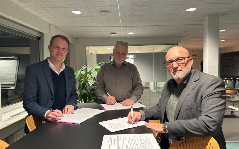 Direktør for Dansk Håndværk Morten Frihagen (tv), forbundsformand for Blik- og Rørarbejderforbundet Henrik W. Petersen (th) og faglig sekretær i Dansk Metal Michael Jensen (i midten) underskriver den nye overenskomstaftale.