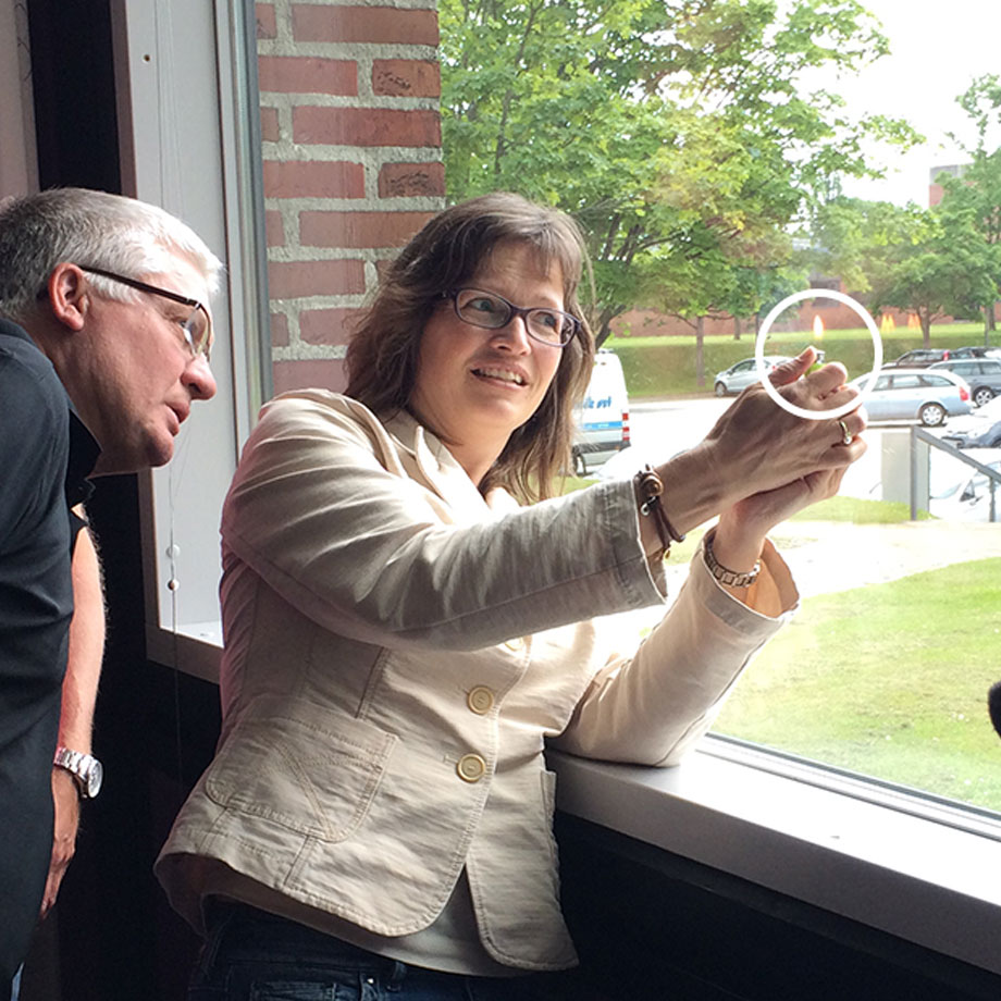 Susie M. Frederiksen laver lighter-testen.