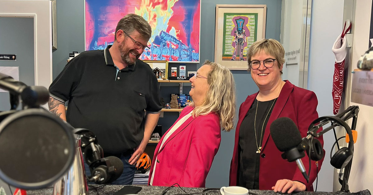 Vært Mads Okking har haft besøg af to kvinder, der ved præcis, hvor skoen trykker: Kirsten Nielsen og Jette Leth, hhv. formand og næstformand for Konstruktørforeningen.