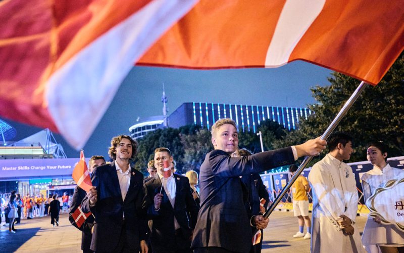 Tømrerlærlingen Lars Corneliussen var fanebærer, da WorldSkills i Shanghai blev skudt i gang.