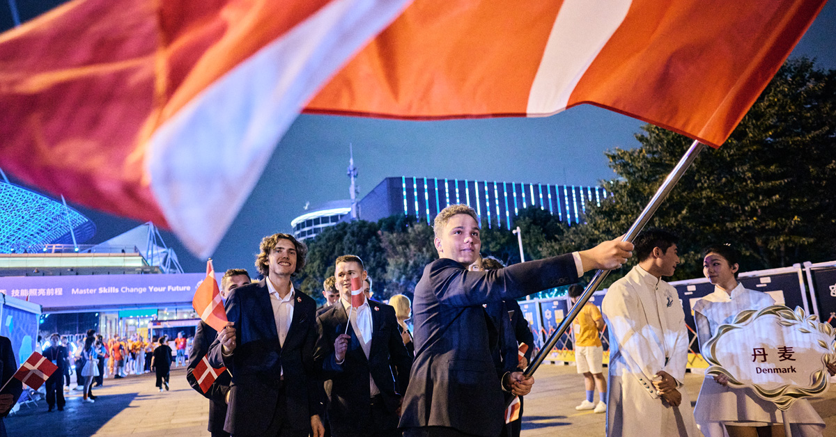 Tømrerlærlingen Lars Corneliussen var fanebærer, da WorldSkills i Shanghai blev skudt i gang.